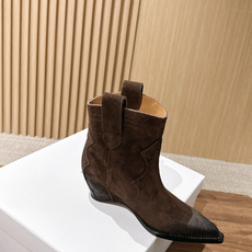 Maison Margiela 马吉拉秋冬新款复古做旧设计尖头短靴 尖头很克制,像被压平的笔尖,只负责把鞋的线条往前送一 Maison Margiela 马吉拉秋冬新款复古做旧设计尖头短靴 尖头很克制,像被压平的笔尖,只负责把鞋的线条往前送一