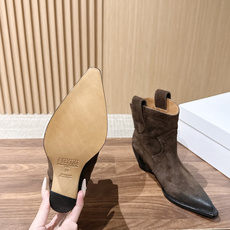 Maison Margiela 马吉拉秋冬新款复古做旧设计尖头短靴 尖头很克制,像被压平的笔尖,只负责把鞋的线条往前送一 Maison Margiela 马吉拉秋冬新款复古做旧设计尖头短靴 尖头很克制,像被压平的笔尖,只负责把鞋的线条往前送一