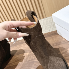 Maison Margiela 马吉拉秋冬新款复古做旧设计尖头短靴 尖头很克制,像被压平的笔尖,只负责把鞋的线条往前送一 Maison Margiela 马吉拉秋冬新款复古做旧设计尖头短靴 尖头很克制,像被压平的笔尖,只负责把鞋的线条往前送一