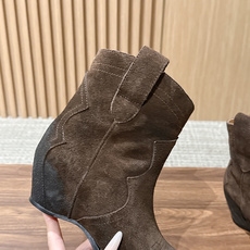 Maison Margiela 马吉拉秋冬新款复古做旧设计尖头短靴 尖头很克制,像被压平的笔尖,只负责把鞋的线条往前送一 Maison Margiela 马吉拉秋冬新款复古做旧设计尖头短靴 尖头很克制,像被压平的笔尖,只负责把鞋的线条往前送一