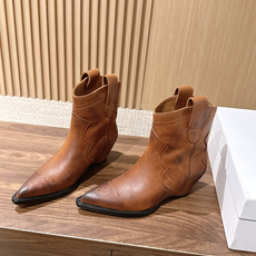 Maison Margiela 马吉拉秋冬新款复古做旧设计尖头短靴 尖头很克制,像被压平的笔尖,只负责把鞋的线条往前送一 Maison Margiela 马吉拉秋冬新款复古做旧设计尖头短靴 尖头很克制,像被压平的笔尖,只负责把鞋的线条往前送一