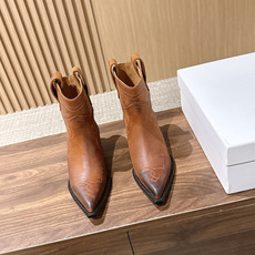 Maison Margiela 马吉拉秋冬新款复古做旧设计尖头短靴 尖头很克制,像被压平的笔尖,只负责把鞋的线条往前送一 Maison Margiela 马吉拉秋冬新款复古做旧设计尖头短靴 尖头很克制,像被压平的笔尖,只负责把鞋的线条往前送一