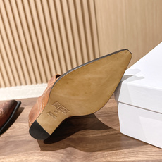 Maison Margiela 马吉拉秋冬新款复古做旧设计尖头短靴 尖头很克制,像被压平的笔尖,只负责把鞋的线条往前送一 Maison Margiela 马吉拉秋冬新款复古做旧设计尖头短靴 尖头很克制,像被压平的笔尖,只负责把鞋的线条往前送一