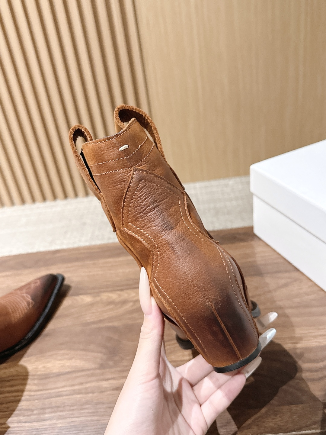 Maison Margiela 马吉拉秋冬新款复古做旧设计尖头短靴 尖头很克制,像被压平的笔尖,只负责把鞋的线条往前送一 Maison Margiela 马吉拉秋冬新款复古做旧设计尖头短靴 尖头很克制,像被压平的笔尖,只负责把鞋的线条往前送一