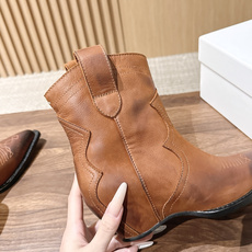 Maison Margiela 马吉拉秋冬新款复古做旧设计尖头短靴 尖头很克制,像被压平的笔尖,只负责把鞋的线条往前送一 Maison Margiela 马吉拉秋冬新款复古做旧设计尖头短靴 尖头很克制,像被压平的笔尖,只负责把鞋的线条往前送一