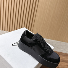 PRADA 普拉达早秋新款皮面厚底休闲鞋 自带高级极简质感的厚底休闲鞋,利落方鞋型搭配透气网面拼接磨砂面料,三角标识点缀 PRADA 普拉达早秋新款皮面厚底休闲鞋 自带高级极简质感的厚底休闲鞋,利落方鞋型搭配透气网面拼接磨砂面料,三角标识点缀