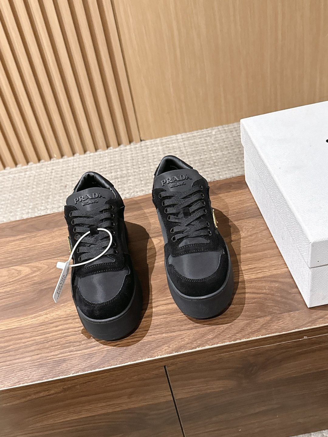 PRADA 普拉达早秋新款皮面厚底休闲鞋 自带高级极简质感的厚底休闲鞋，利落方鞋型搭配透气网面拼接磨砂面料，三角标识点缀