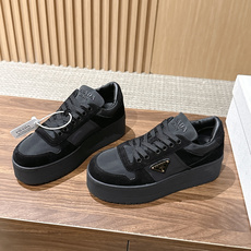 PRADA 普拉达早秋新款皮面厚底休闲鞋 自带高级极简质感的厚底休闲鞋,利落方鞋型搭配透气网面拼接磨砂面料,三角标识点缀 PRADA 普拉达早秋新款皮面厚底休闲鞋 自带高级极简质感的厚底休闲鞋,利落方鞋型搭配透气网面拼接磨砂面料,三角标识点缀