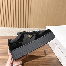 PRADA 普拉达早秋新款皮面厚底休闲鞋 自带高级极简质感的厚底休闲鞋,利落方鞋型搭配透气网面拼接磨砂面料,三角标识点缀 PRADA 普拉达早秋新款皮面厚底休闲鞋 自带高级极简质感的厚底休闲鞋,利落方鞋型搭配透气网面拼接磨砂面料,三角标识点缀
