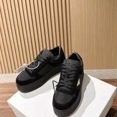 PRADA 普拉达早秋新款皮面厚底休闲鞋 自带高级极简质感的厚底休闲鞋,利落方鞋型搭配透气网面拼接磨砂面料,三角标识点缀 PRADA 普拉达早秋新款皮面厚底休闲鞋 自带高级极简质感的厚底休闲鞋,利落方鞋型搭配透气网面拼接磨砂面料,三角标识点缀
