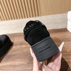 PRADA 普拉达早秋新款皮面厚底休闲鞋 自带高级极简质感的厚底休闲鞋,利落方鞋型搭配透气网面拼接磨砂面料,三角标识点缀 PRADA 普拉达早秋新款皮面厚底休闲鞋 自带高级极简质感的厚底休闲鞋,利落方鞋型搭配透气网面拼接磨砂面料,三角标识点缀