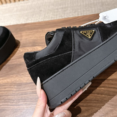 PRADA 普拉达早秋新款皮面厚底休闲鞋 自带高级极简质感的厚底休闲鞋,利落方鞋型搭配透气网面拼接磨砂面料,三角标识点缀 PRADA 普拉达早秋新款皮面厚底休闲鞋 自带高级极简质感的厚底休闲鞋,利落方鞋型搭配透气网面拼接磨砂面料,三角标识点缀
