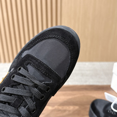 PRADA 普拉达早秋新款皮面厚底休闲鞋 自带高级极简质感的厚底休闲鞋,利落方鞋型搭配透气网面拼接磨砂面料,三角标识点缀 PRADA 普拉达早秋新款皮面厚底休闲鞋 自带高级极简质感的厚底休闲鞋,利落方鞋型搭配透气网面拼接磨砂面料,三角标识点缀