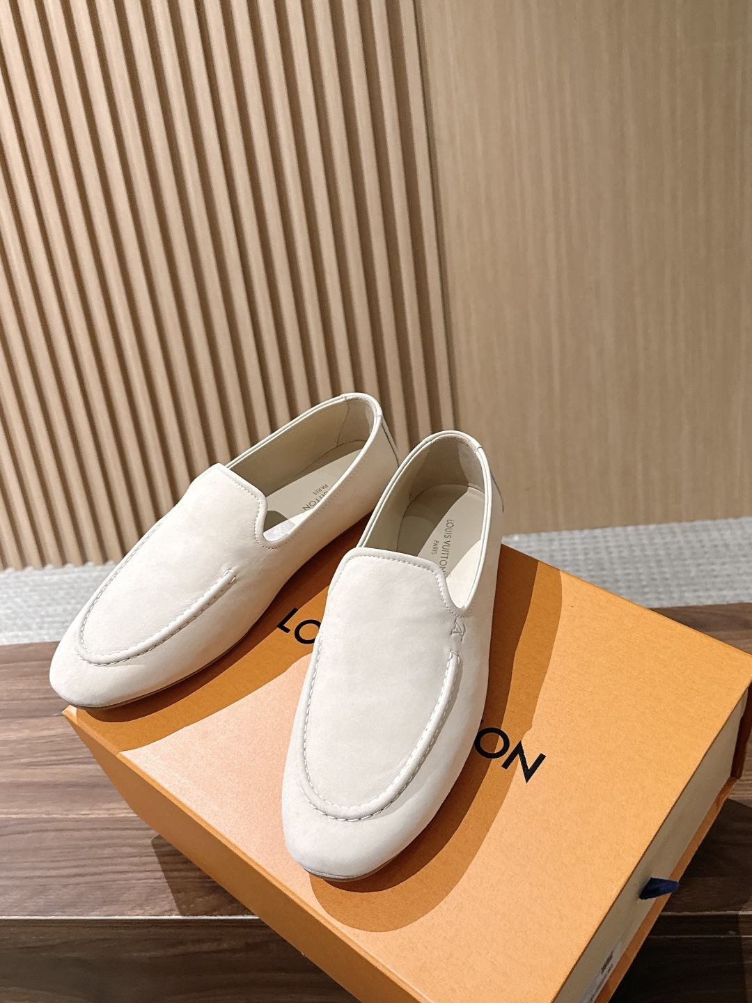 Louis Vuitton 驴牌男士麂皮乐福鞋,柔软麂皮材质,质感细腻,简约大方,英伦风设计,舒适又时髦✨。无鞋带设计, Louis Vuitton 驴牌男士麂皮乐福鞋,柔软麂皮材质,质感细腻,简约大方,英伦风设计,舒适又时髦✨。无鞋带设计,
