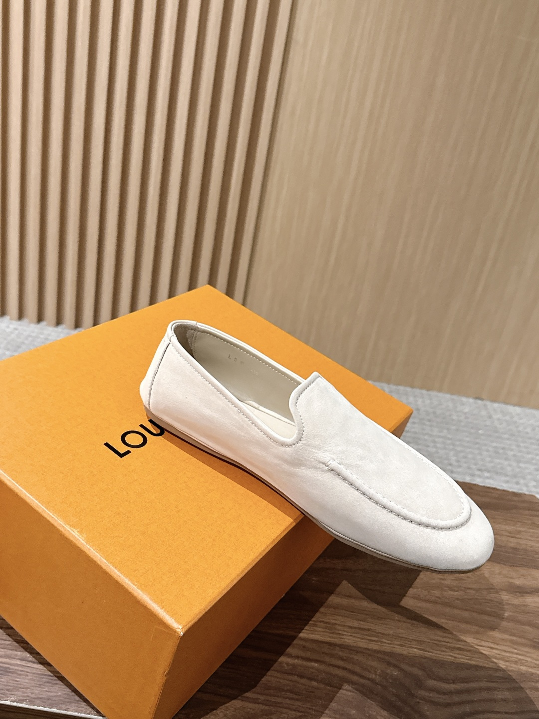Louis Vuitton 驴牌男士麂皮乐福鞋,柔软麂皮材质,质感细腻,简约大方,英伦风设计,舒适又时髦✨。无鞋带设计, Louis Vuitton 驴牌男士麂皮乐福鞋,柔软麂皮材质,质感细腻,简约大方,英伦风设计,舒适又时髦✨。无鞋带设计,