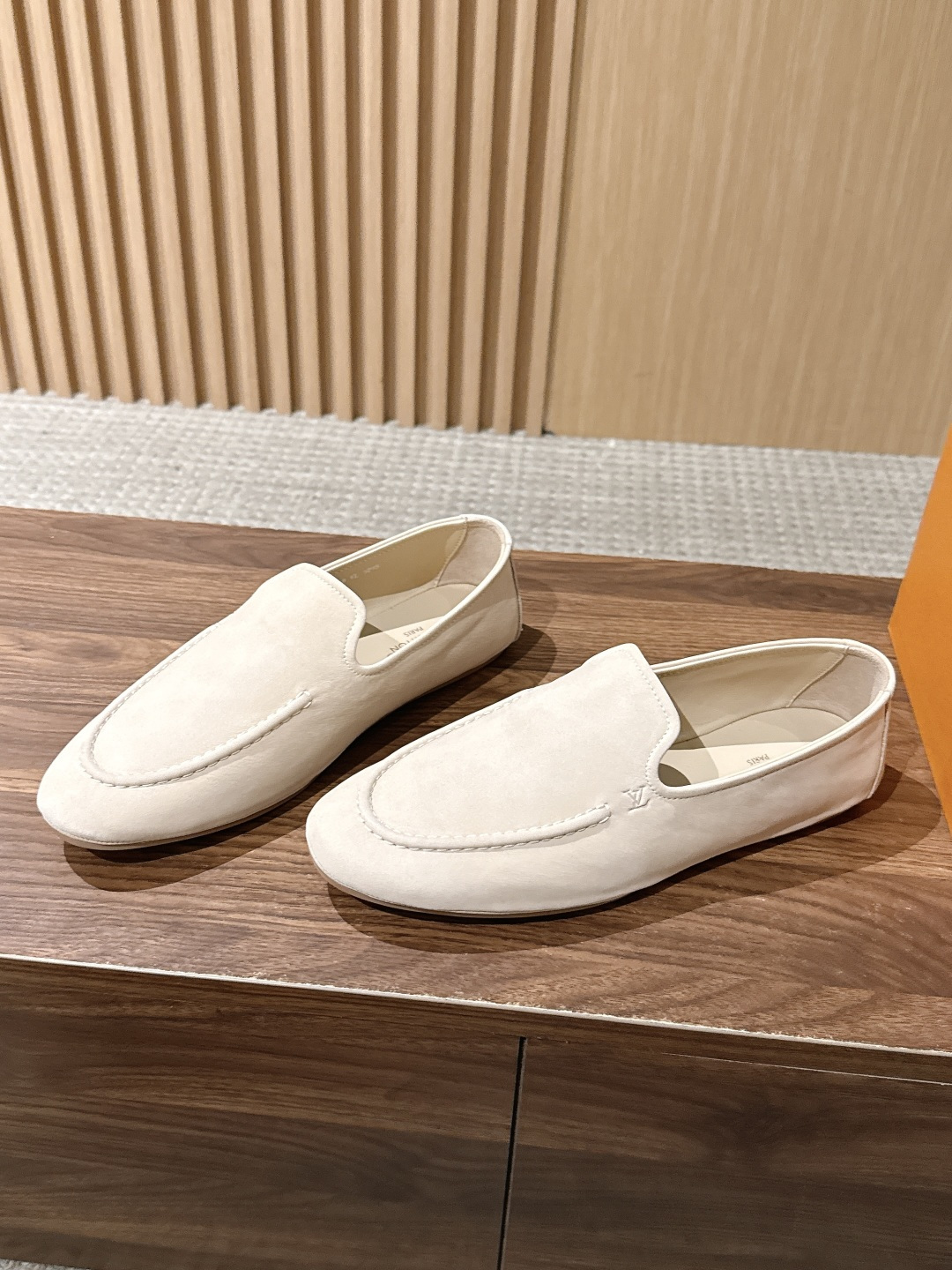 Louis Vuitton 驴牌男士麂皮乐福鞋,柔软麂皮材质,质感细腻,简约大方,英伦风设计,舒适又时髦✨。无鞋带设计, Louis Vuitton 驴牌男士麂皮乐福鞋,柔软麂皮材质,质感细腻,简约大方,英伦风设计,舒适又时髦✨。无鞋带设计,