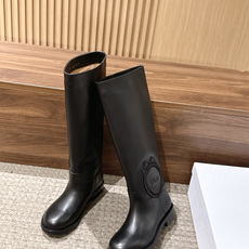 Dior Regency 系列|26FW秋冬骑士靴 短靴/长靴 秋日氛围感王牌选手✨Dior这只徽章骑士靴,把优雅 Dior Regency 系列|26FW秋冬骑士靴 短靴/长靴 秋日氛围感王牌选手✨Dior这只徽章骑士靴,把优雅