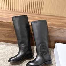 Dior Regency 系列|26FW秋冬骑士靴 短靴/长靴 秋日氛围感王牌选手✨Dior这只徽章骑士靴,把优雅 Dior Regency 系列|26FW秋冬骑士靴 短靴/长靴 秋日氛围感王牌选手✨Dior这只徽章骑士靴,把优雅