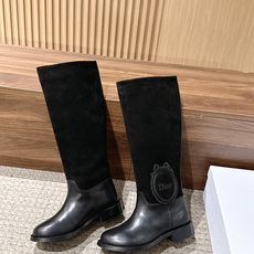 Dior Regency 系列|26FW秋冬骑士靴 短靴/长靴 秋日氛围感王牌选手✨Dior这只徽章骑士靴,把优雅 Dior Regency 系列|26FW秋冬骑士靴 短靴/长靴 秋日氛围感王牌选手✨Dior这只徽章骑士靴,把优雅