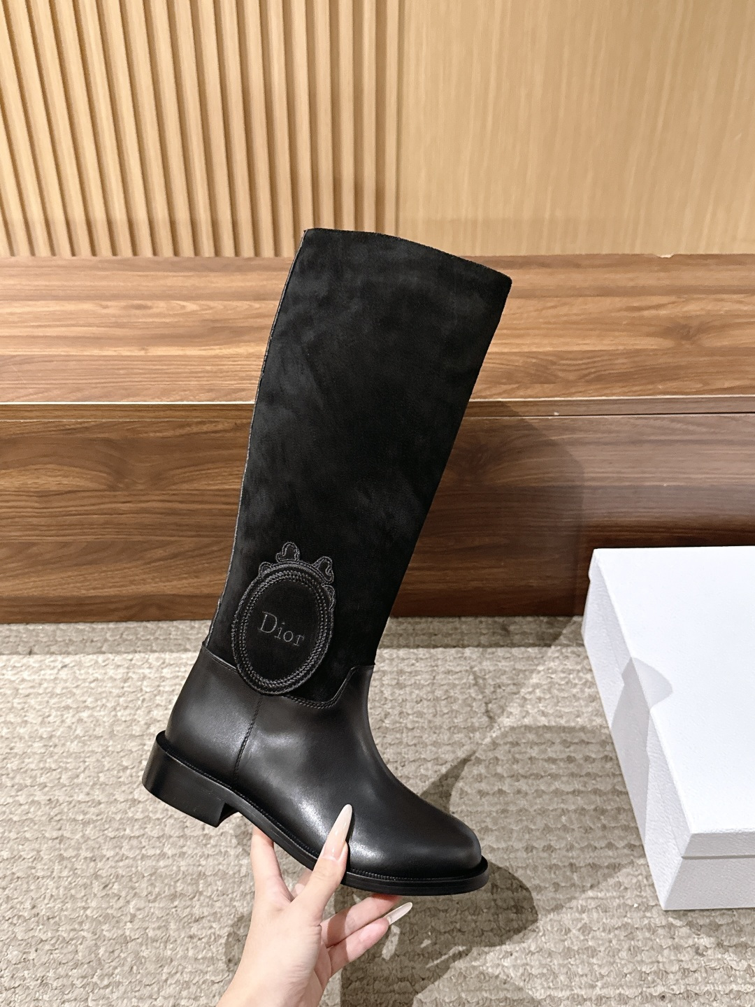 Dior Regency 系列|26FW秋冬骑士靴 短靴/长靴 秋日氛围感王牌选手✨Dior这只徽章骑士靴,把优雅 Dior Regency 系列|26FW秋冬骑士靴 短靴/长靴 秋日氛围感王牌选手✨Dior这只徽章骑士靴,把优雅