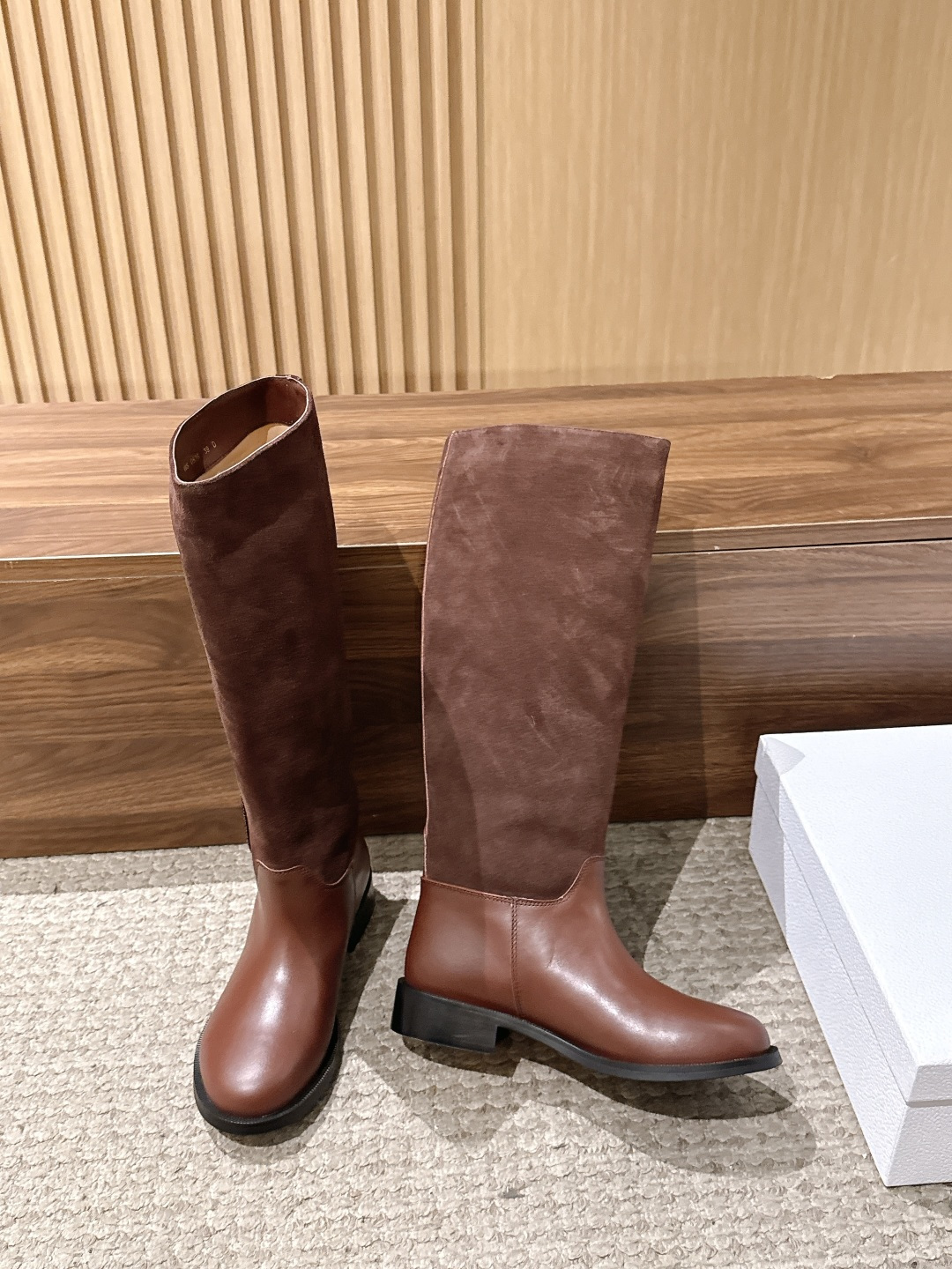 Dior Regency 系列|26FW秋冬骑士靴 短靴/长靴 秋日氛围感王牌选手✨Dior这只徽章骑士靴,把优雅 Dior Regency 系列|26FW秋冬骑士靴 短靴/长靴 秋日氛围感王牌选手✨Dior这只徽章骑士靴,把优雅