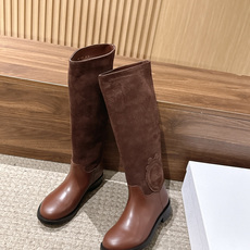 Dior Regency 系列|26FW秋冬骑士靴 短靴/长靴 秋日氛围感王牌选手✨Dior这只徽章骑士靴,把优雅 Dior Regency 系列|26FW秋冬骑士靴 短靴/长靴 秋日氛围感王牌选手✨Dior这只徽章骑士靴,把优雅