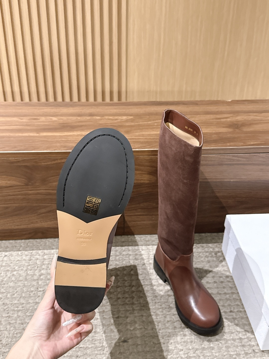 Dior Regency 系列|26FW秋冬骑士靴 短靴/长靴 秋日氛围感王牌选手✨Dior这只徽章骑士靴,把优雅 Dior Regency 系列|26FW秋冬骑士靴 短靴/长靴 秋日氛围感王牌选手✨Dior这只徽章骑士靴,把优雅