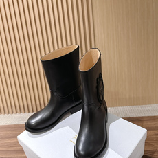 Dior Regency 系列|26FW秋冬骑士靴 短靴/长靴 秋日氛围感王牌选手✨Dior这只徽章骑士靴,把优雅 Dior Regency 系列|26FW秋冬骑士靴 短靴/长靴 秋日氛围感王牌选手✨Dior这只徽章骑士靴,把优雅