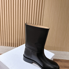 Dior Regency 系列|26FW秋冬骑士靴 短靴/长靴 秋日氛围感王牌选手✨Dior这只徽章骑士靴,把优雅 Dior Regency 系列|26FW秋冬骑士靴 短靴/长靴 秋日氛围感王牌选手✨Dior这只徽章骑士靴,把优雅