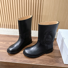 Dior Regency 系列|26FW秋冬骑士靴 短靴/长靴 秋日氛围感王牌选手✨Dior这只徽章骑士靴,把优雅 Dior Regency 系列|26FW秋冬骑士靴 短靴/长靴 秋日氛围感王牌选手✨Dior这只徽章骑士靴,把优雅