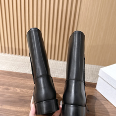 Dior Regency 系列|26FW秋冬骑士靴 短靴/长靴 秋日氛围感王牌选手✨Dior这只徽章骑士靴,把优雅 Dior Regency 系列|26FW秋冬骑士靴 短靴/长靴 秋日氛围感王牌选手✨Dior这只徽章骑士靴,把优雅