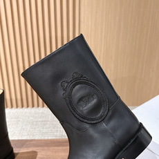 Dior Regency 系列|26FW秋冬骑士靴 短靴/长靴 秋日氛围感王牌选手✨Dior这只徽章骑士靴,把优雅 Dior Regency 系列|26FW秋冬骑士靴 短靴/长靴 秋日氛围感王牌选手✨Dior这只徽章骑士靴,把优雅