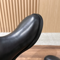 Dior Regency 系列|26FW秋冬骑士靴 短靴/长靴 秋日氛围感王牌选手✨Dior这只徽章骑士靴,把优雅 Dior Regency 系列|26FW秋冬骑士靴 短靴/长靴 秋日氛围感王牌选手✨Dior这只徽章骑士靴,把优雅