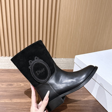 Dior Regency 系列|26FW秋冬骑士靴 短靴/长靴 秋日氛围感王牌选手✨Dior这只徽章骑士靴,把优雅 Dior Regency 系列|26FW秋冬骑士靴 短靴/长靴 秋日氛围感王牌选手✨Dior这只徽章骑士靴,把优雅