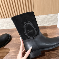Dior Regency 系列|26FW秋冬骑士靴 短靴/长靴 秋日氛围感王牌选手✨Dior这只徽章骑士靴,把优雅 Dior Regency 系列|26FW秋冬骑士靴 短靴/长靴 秋日氛围感王牌选手✨Dior这只徽章骑士靴,把优雅