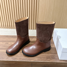 Dior Regency 系列|26FW秋冬骑士靴 短靴/长靴 秋日氛围感王牌选手✨Dior这只徽章骑士靴,把优雅 Dior Regency 系列|26FW秋冬骑士靴 短靴/长靴 秋日氛围感王牌选手✨Dior这只徽章骑士靴,把优雅