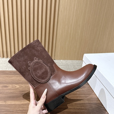 Dior Regency 系列|26FW秋冬骑士靴 短靴/长靴 秋日氛围感王牌选手✨Dior这只徽章骑士靴,把优雅 Dior Regency 系列|26FW秋冬骑士靴 短靴/长靴 秋日氛围感王牌选手✨Dior这只徽章骑士靴,把优雅