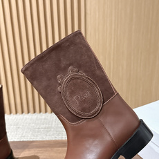 Dior Regency 系列|26FW秋冬骑士靴 短靴/长靴 秋日氛围感王牌选手✨Dior这只徽章骑士靴,把优雅 Dior Regency 系列|26FW秋冬骑士靴 短靴/长靴 秋日氛围感王牌选手✨Dior这只徽章骑士靴,把优雅