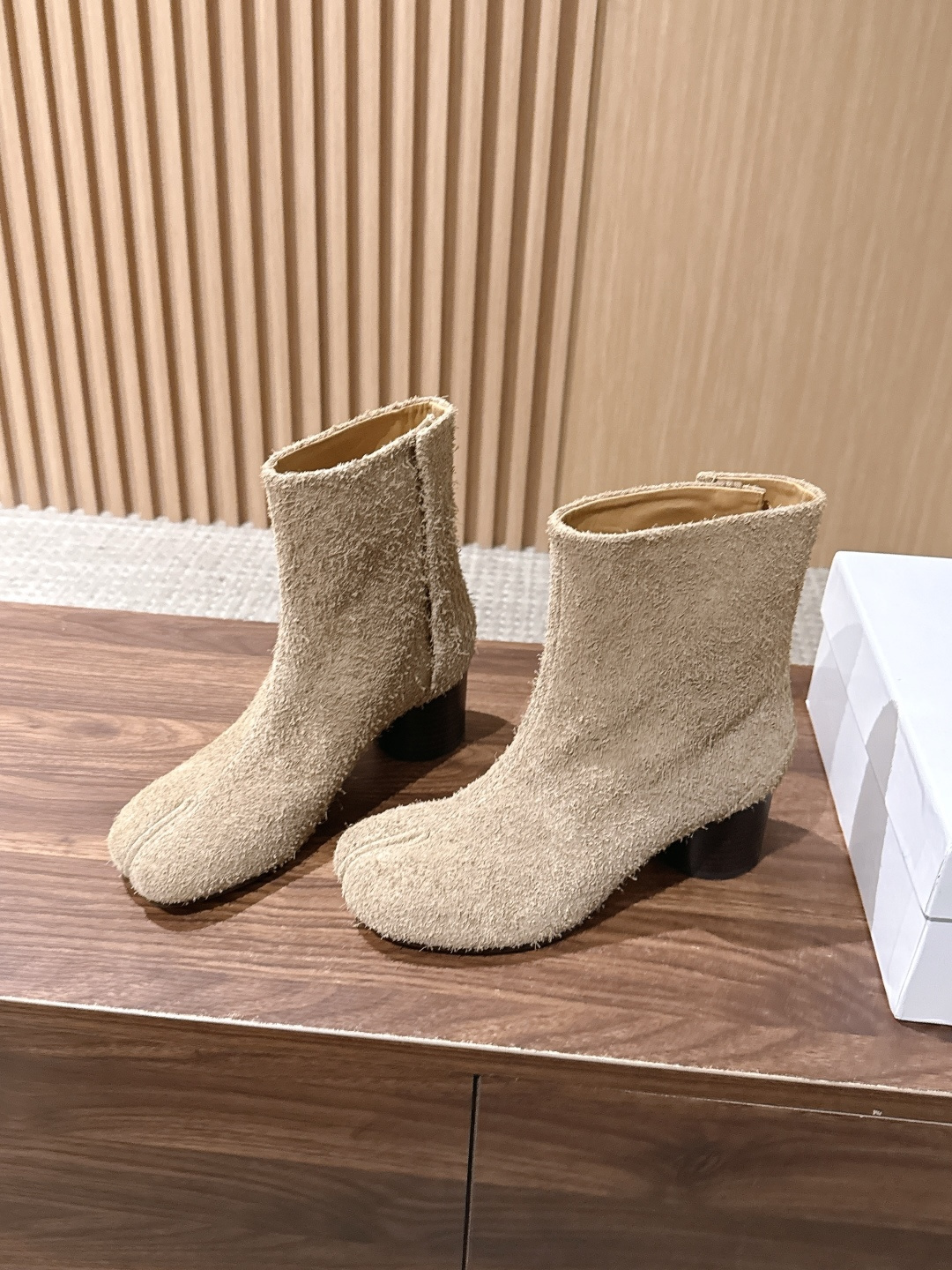 【莞产#6cm】Maison Margiela#马吉拉分趾经典分趾靴 辨识度极高,舒适度满分。 不会过时的决绝子单品 最 【莞产#6cm】Maison Margiela#马吉拉分趾经典分趾靴 辨识度极高,舒适度满分。 不会过时的决绝子单品 最