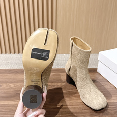 【莞产#6cm】Maison Margiela#马吉拉分趾经典分趾靴 辨识度极高,舒适度满分。 不会过时的决绝子单品 最 【莞产#6cm】Maison Margiela#马吉拉分趾经典分趾靴 辨识度极高,舒适度满分。 不会过时的决绝子单品 最