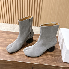 【莞产#6cm】Maison Margiela#马吉拉分趾经典分趾靴 辨识度极高,舒适度满分。 不会过时的决绝子单品 最 【莞产#6cm】Maison Margiela#马吉拉分趾经典分趾靴 辨识度极高,舒适度满分。 不会过时的决绝子单品 最