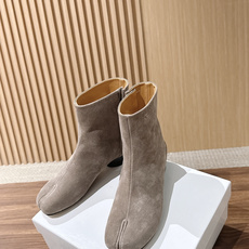 【莞产#3cm】Maison Margiela#马吉拉分趾经典分趾靴 辨识度极高,舒适度满分。 不会过时的决绝子单品 最 【莞产#3cm】Maison Margiela#马吉拉分趾经典分趾靴 辨识度极高,舒适度满分。 不会过时的决绝子单品 最