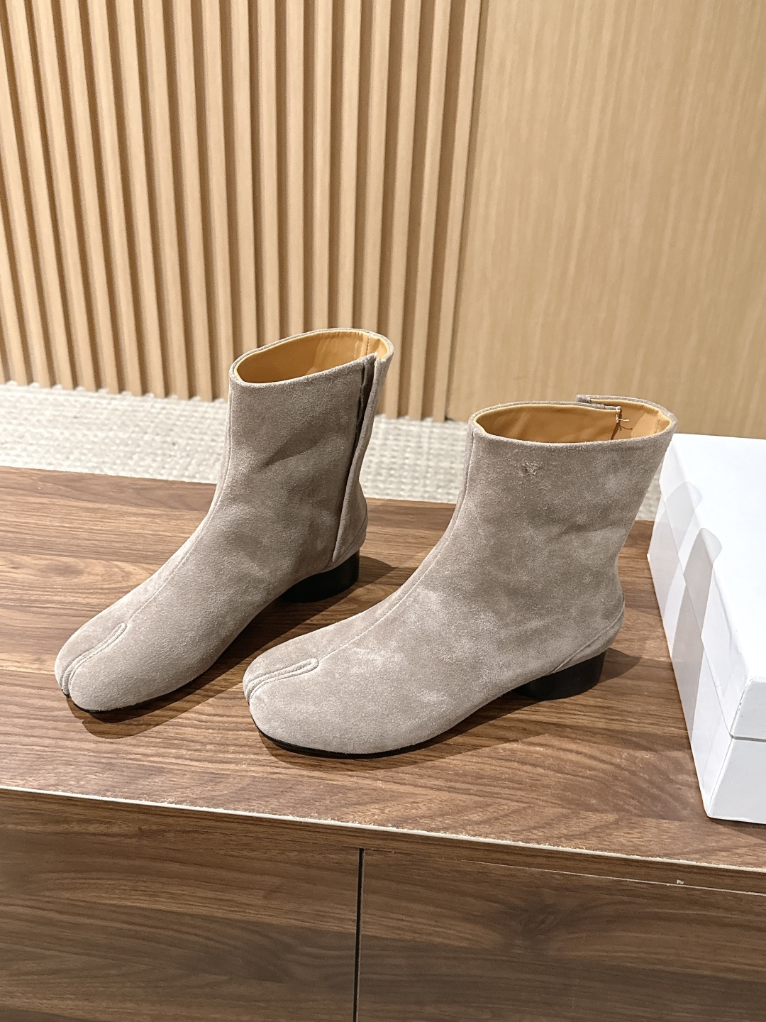 【莞产#3cm】Maison Margiela#马吉拉分趾经典分趾靴 辨识度极高,舒适度满分。 不会过时的决绝子单品 最 【莞产#3cm】Maison Margiela#马吉拉分趾经典分趾靴 辨识度极高,舒适度满分。 不会过时的决绝子单品 最