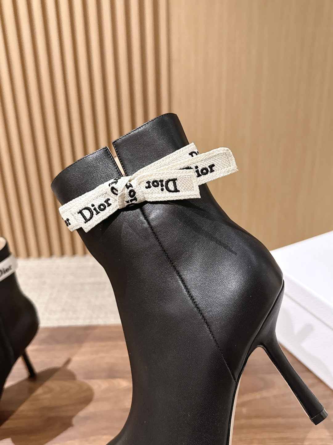 Christian Dior 迪奥26ss早秋新款织带蝴蝶结短靴 自带优雅贵气氛围感,利落的尖头轮廓勾勒出纤细足部线条, Christian Dior 迪奥26ss早秋新款织带蝴蝶结短靴 自带优雅贵气氛围感,利落的尖头轮廓勾勒出纤细足部线条,