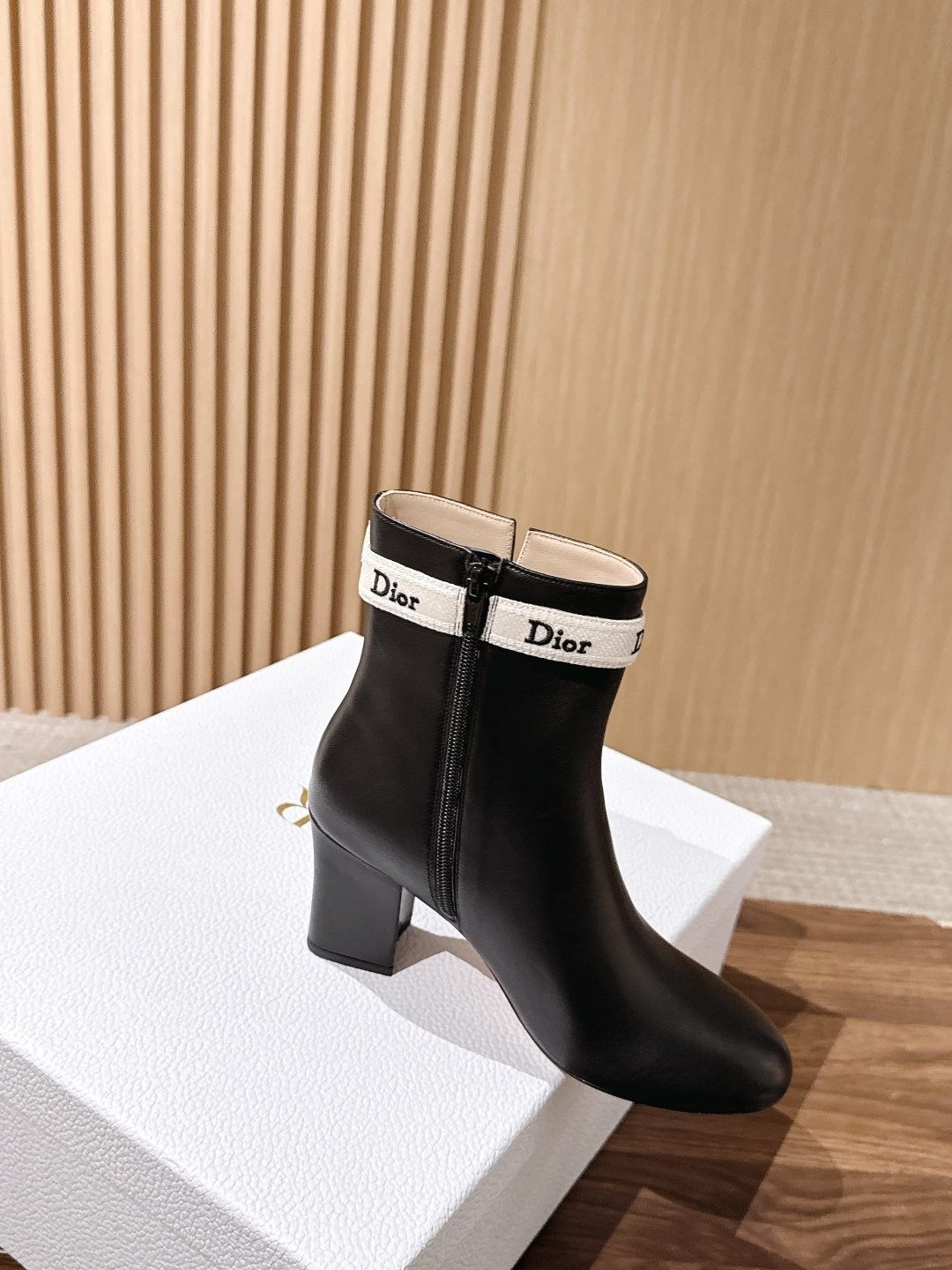Christian Dior 迪奥26ss早秋新款织带蝴蝶结短靴 自带优雅贵气氛围感,利落的尖头轮廓勾勒出纤细足部线条, Christian Dior 迪奥26ss早秋新款织带蝴蝶结短靴 自带优雅贵气氛围感,利落的尖头轮廓勾勒出纤细足部线条,
