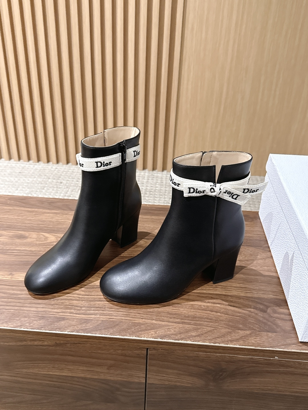 Christian Dior 迪奥26ss早秋新款织带蝴蝶结短靴 自带优雅贵气氛围感,利落的尖头轮廓勾勒出纤细足部线条, Christian Dior 迪奥26ss早秋新款织带蝴蝶结短靴 自带优雅贵气氛围感,利落的尖头轮廓勾勒出纤细足部线条,