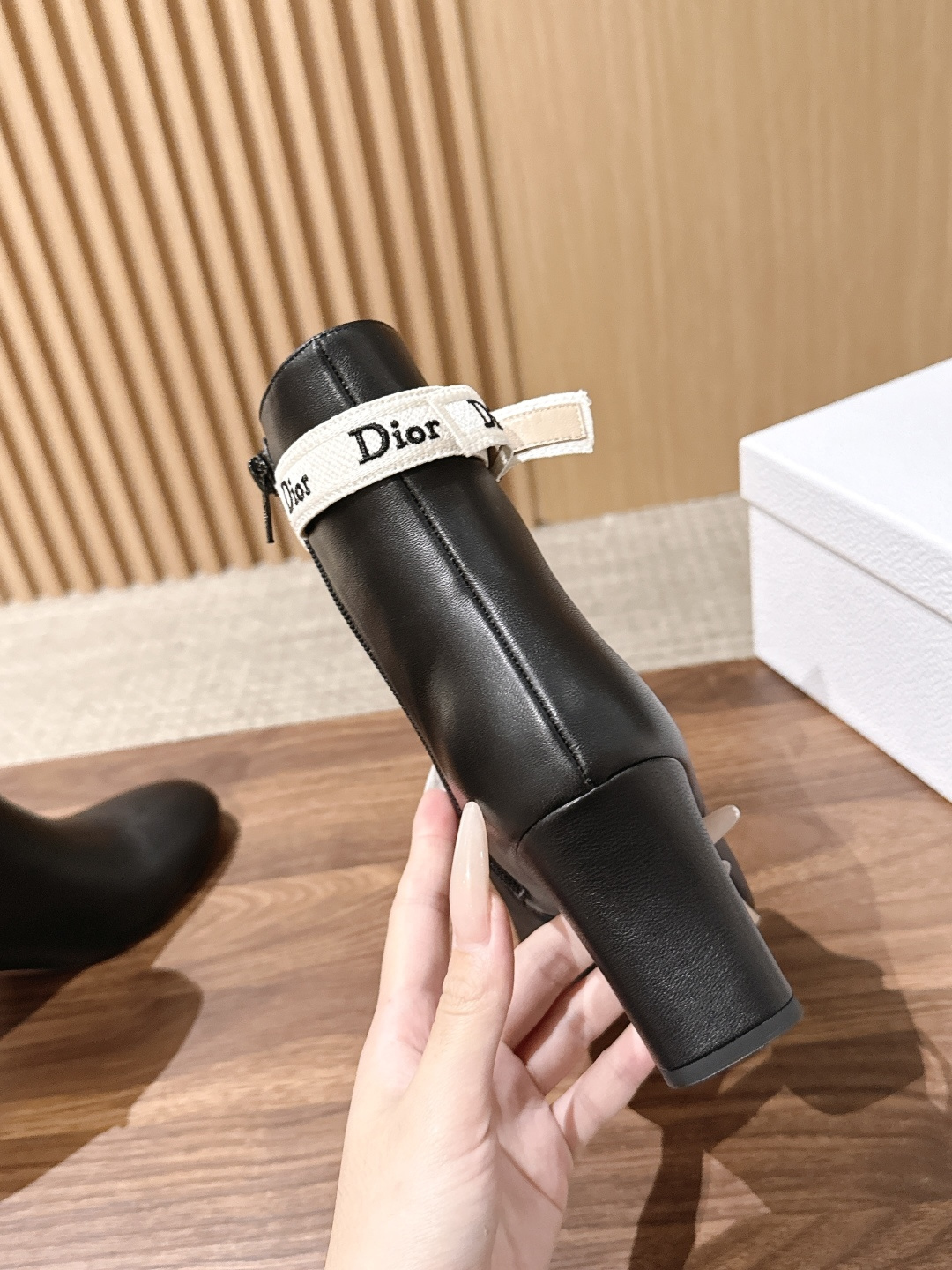 Christian Dior 迪奥26ss早秋新款织带蝴蝶结短靴 自带优雅贵气氛围感,利落的尖头轮廓勾勒出纤细足部线条, Christian Dior 迪奥26ss早秋新款织带蝴蝶结短靴 自带优雅贵气氛围感,利落的尖头轮廓勾勒出纤细足部线条,