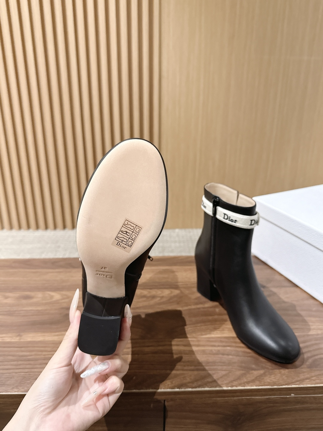 Christian Dior 迪奥26ss早秋新款织带蝴蝶结短靴 自带优雅贵气氛围感,利落的尖头轮廓勾勒出纤细足部线条, Christian Dior 迪奥26ss早秋新款织带蝴蝶结短靴 自带优雅贵气氛围感,利落的尖头轮廓勾勒出纤细足部线条,