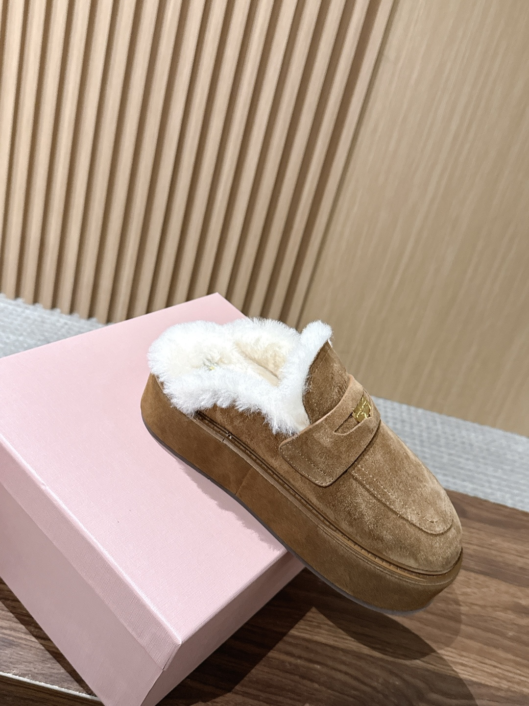 MIU MIU缪缪秋冬新款 金币 厚底 羊毛 乐福鞋 半拖 这款Miu Miu秋冬钱币半拖乐福鞋,高丝光牛皮+真羊毛内里 MIU MIU缪缪秋冬新款 金币 厚底 羊毛 乐福鞋 半拖 这款Miu Miu秋冬钱币半拖乐福鞋,高丝光牛皮+真羊毛内里