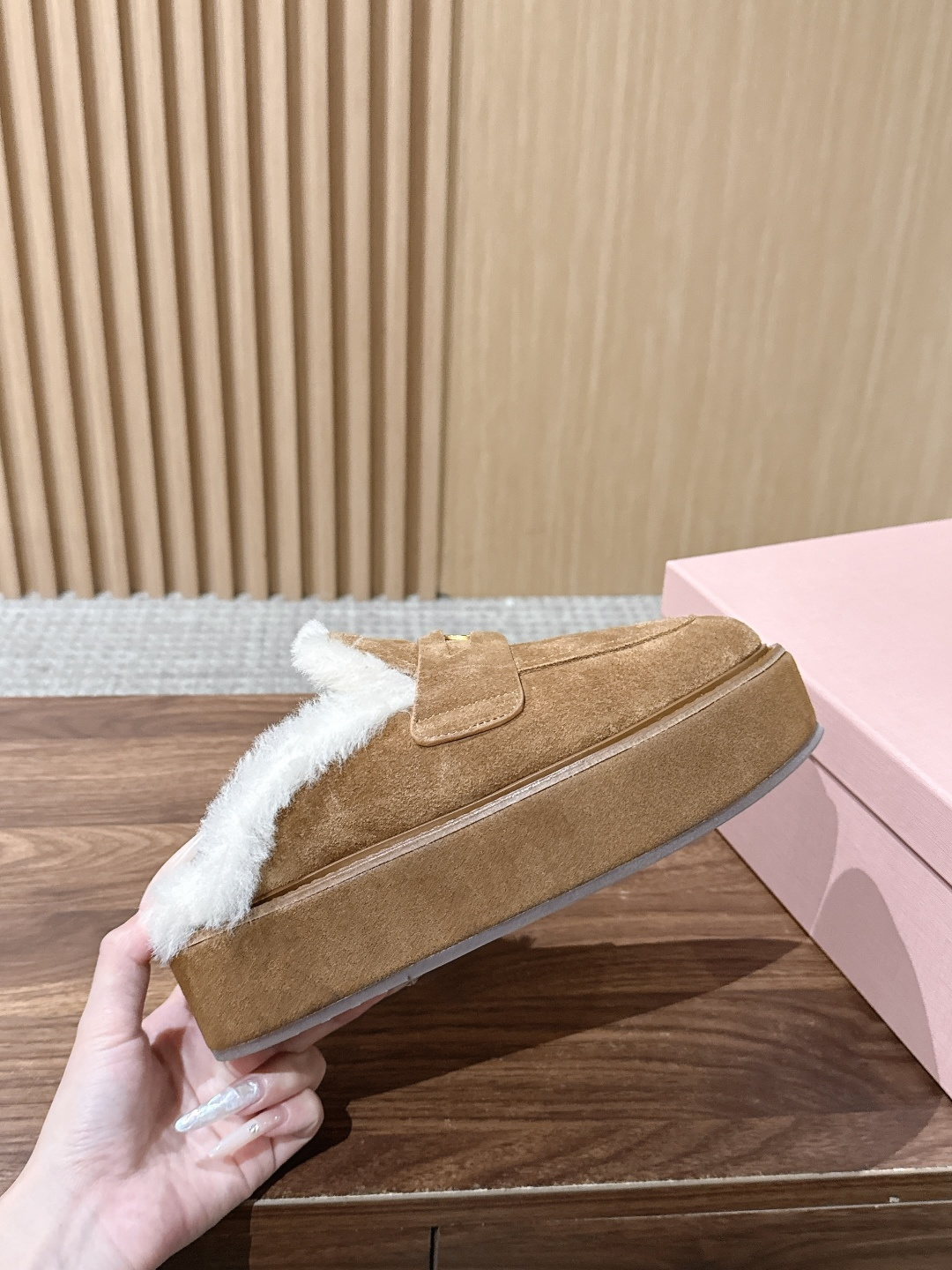 MIU MIU缪缪秋冬新款 金币 厚底 羊毛 乐福鞋 半拖 这款Miu Miu秋冬钱币半拖乐福鞋,高丝光牛皮+真羊毛内里 MIU MIU缪缪秋冬新款 金币 厚底 羊毛 乐福鞋 半拖 这款Miu Miu秋冬钱币半拖乐福鞋,高丝光牛皮+真羊毛内里